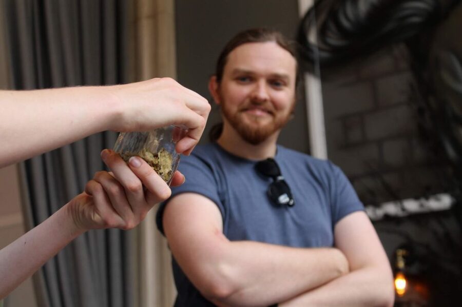 Glasgow: Pubs & History Guided Walking Tour with Beer - Local bar tastings: what you learn about ingredients and science