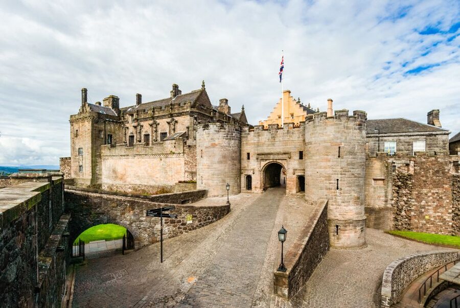 Stirling Castle: Skip-the-Line Guided Tour in Spanish - Weather Reality: What Happens When It Rains or Snows?