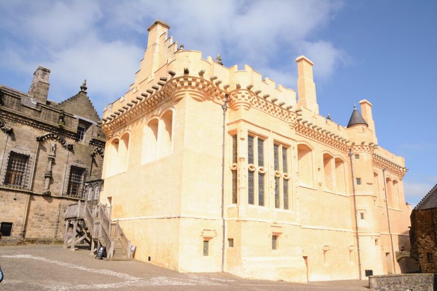 Stirling Castle: Skip-the-Line Guided Tour in Spanish - On the Esplanade: Sieges, Origins, and the Wars of Independence