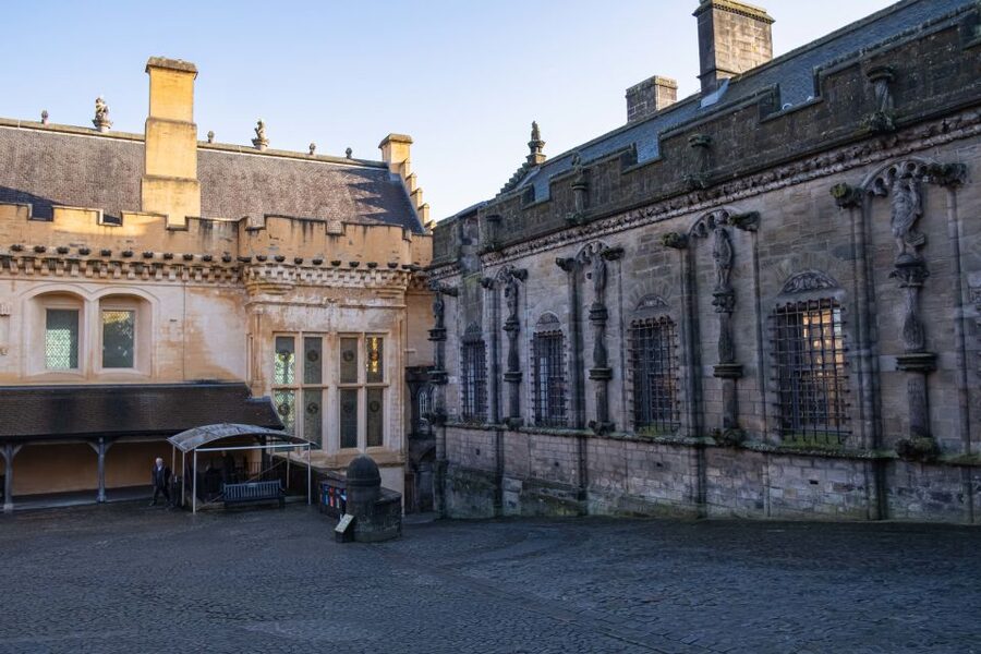 Stirling Castle: Skip-the-Line Guided Tour in Spanish - Great Hall Feasts: Baptisms, Parties, and Why Ceremonies Mattered