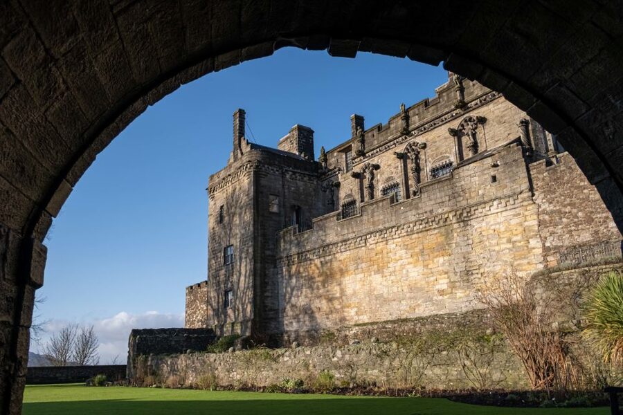 Stirling Castle: Skip-the-Line Guided Tour in Spanish - Meeting Point and the Easy Start by Portcullis Hotel