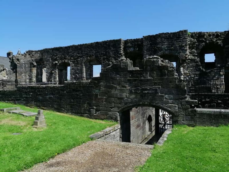 Stirling: Daily Guided Walking Tour (11am & 2pm) - Holy Rude and Old Town Cemetery: Reading Stone, Not Just Looking at It