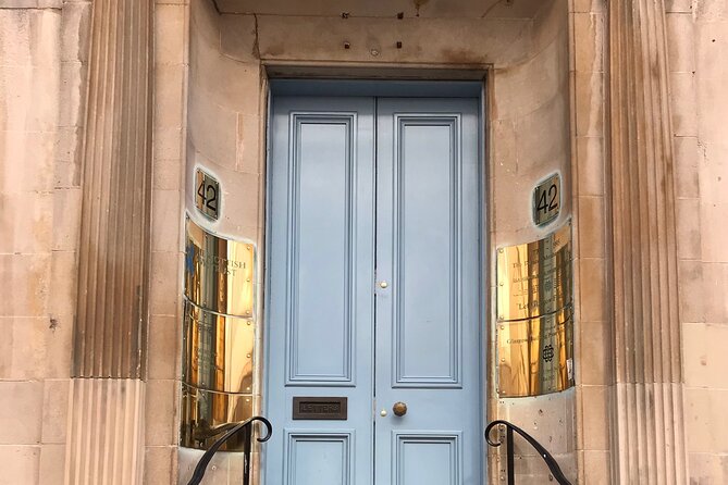 Walking Tour of Glasgow - Gallery of Modern Art: from Duke of Wellington’s statue to a shape-shifting building