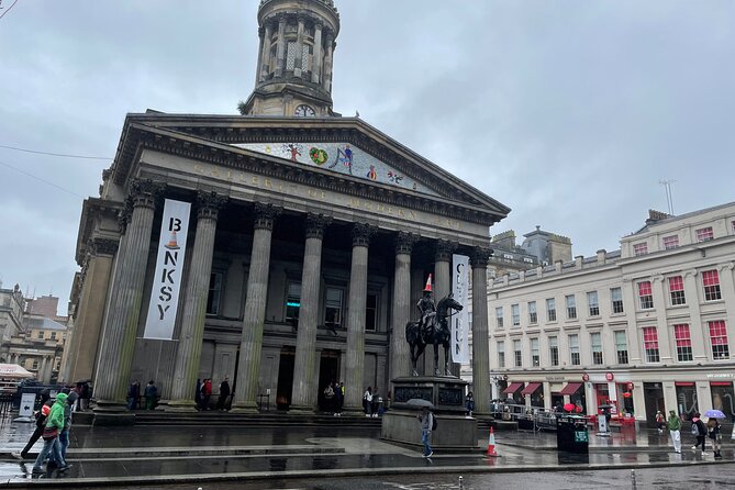 Walking Tour of Glasgow - George Square: statues that compress Scottish and British history
